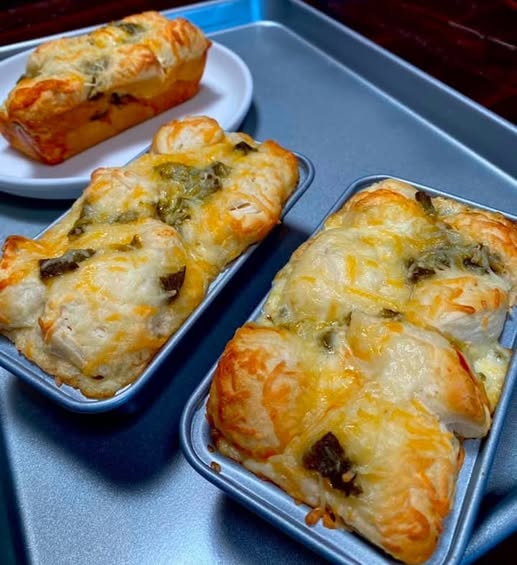 Green Chile Cheese Pull-Apart Bread